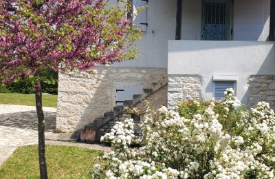ESCLUSIVA DI AGENZIA - Una graziosa casa in pietra ristrutturata in una posizione idilliaca